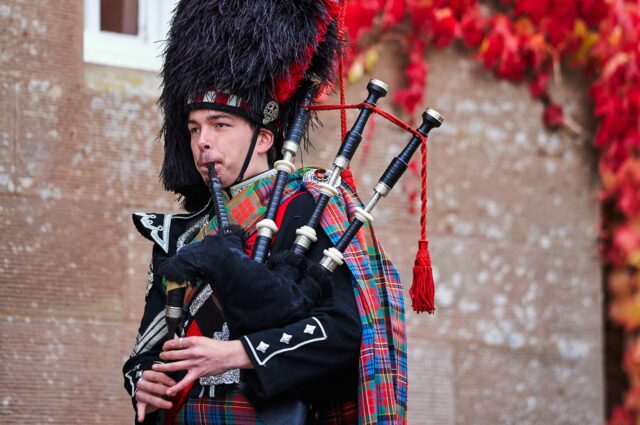 Wedding Piper with Scone Autumn Virginia Crawler