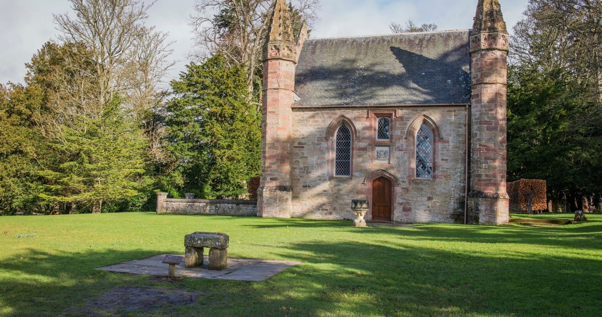 Moot Hill with Stone of Scone 1920 x 1010 px